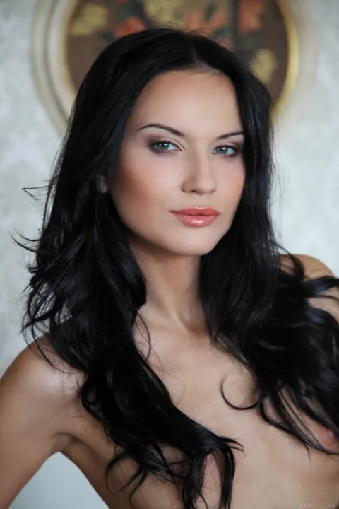 Sinia A: Tall Ukrainian MILF Undresses to Finger Her Shaved Pussy – photo 2 of 21