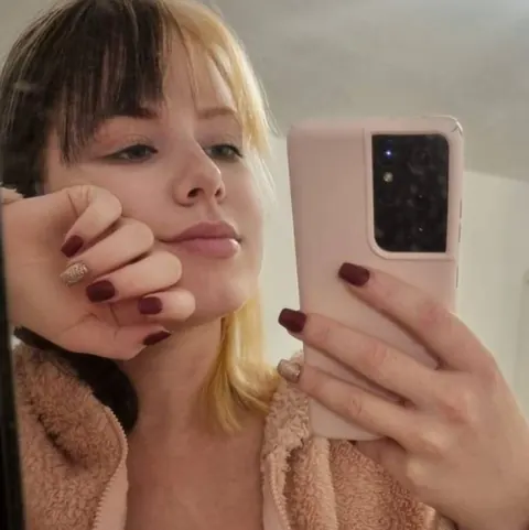 Busty Blonde Poses for Mirror Selfies – photo 1 of 10