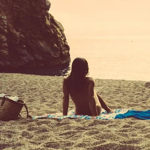 Julia Roca: European Brunette Undresses and Fucks on the Beach – photo 7 of 9