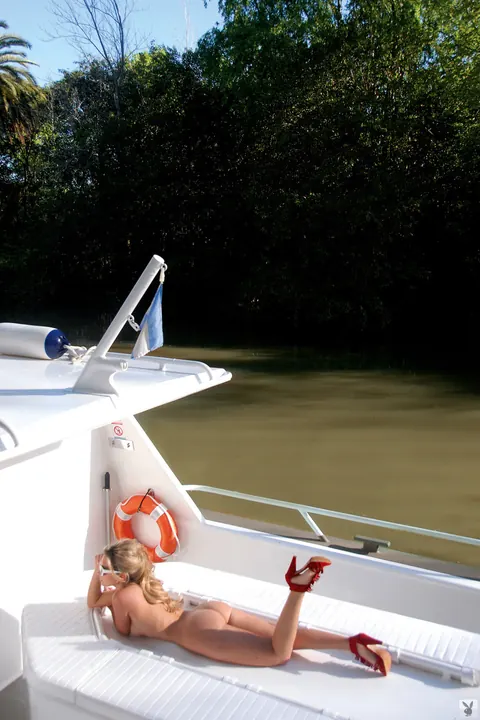 Constanza Mengotti: Tanned Blonde in Glasses Spreads on a Boat – photo 13 of 16
