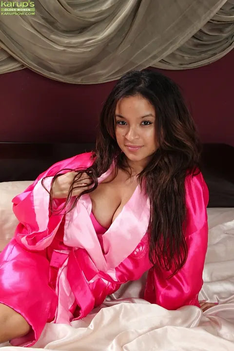 Vera Waang: Thick Latina MILF Uses Ribbed Vibrator on the Bed – photo 1 of 15