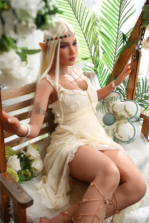 Blonde Elf Queen Poses Nude and Shows Her Figure – photo 2 of 21