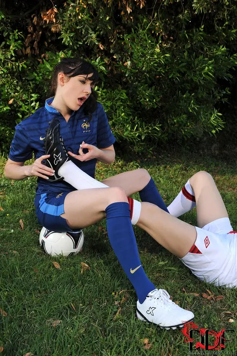 Samantha Bentley: Athletic European Brunettes in Socks Lick Pussy and Feet – photo 4 of 21