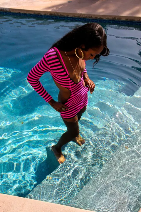Ebony Trans Woman Strips Nude and Poses Outdoors – photo 2 of 15