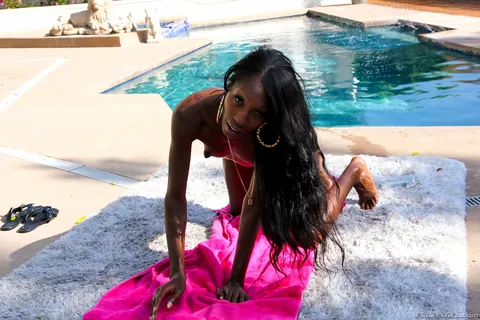 Ebony Trans Woman Strips Nude and Poses Outdoors – photo 14 of 15