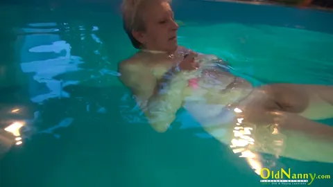 Mature Woman Masturbates and Spreads in the Pool – photo 20 of 21