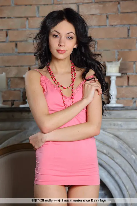 Sheri Vi: Brunette with Small Natural Tits and a Tattoo Kneels and Spreads – photo 2 of 16