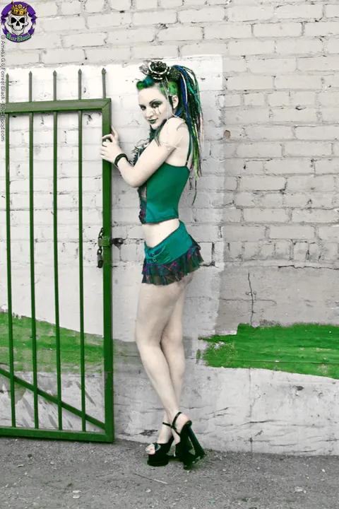 Scar 13: Tattooed Brunette Shows Off Her Big Tits Against a Brick Wall – photo 8 of 15