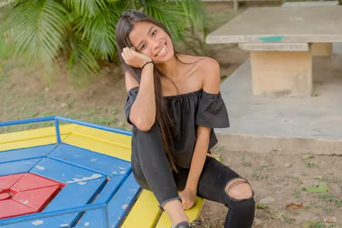 Karin Torres: Latina Brunette Poses Outdoors and Flashes in Public – photo 7 of 20