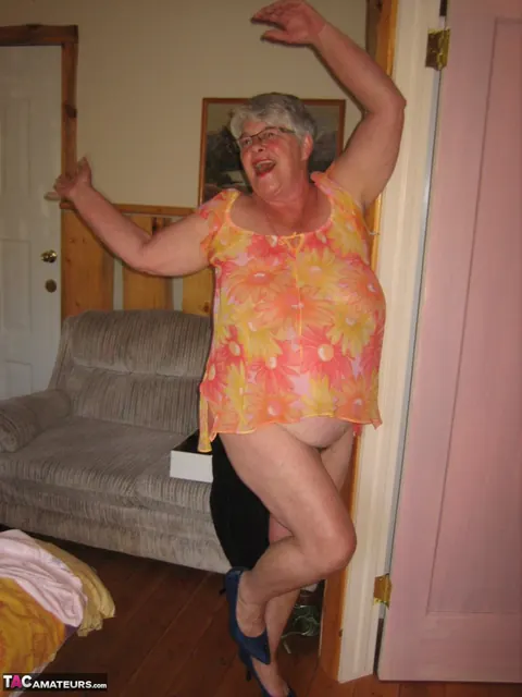 BBW Strips Naked to Show Her Hairy Pussy and Big Tits – photo 15 of 20