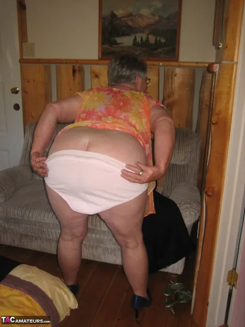 BBW Strips Naked to Show Her Hairy Pussy and Big Tits – photo 13 of 20