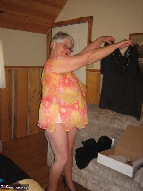 BBW Strips Naked to Show Her Hairy Pussy and Big Tits – photo 11 of 20