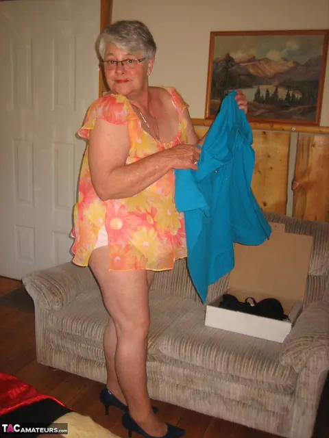 BBW Strips Naked to Show Her Hairy Pussy and Big Tits – photo 10 of 20