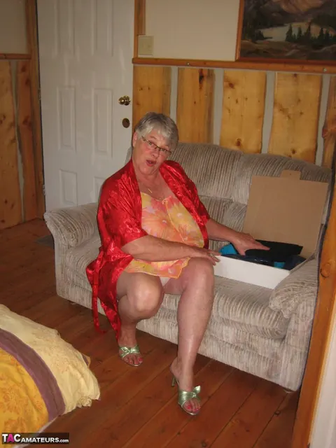 BBW Strips Naked to Show Her Hairy Pussy and Big Tits – photo 6 of 20