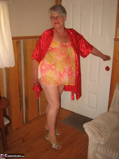 BBW Strips Naked to Show Her Hairy Pussy and Big Tits – photo 4 of 20