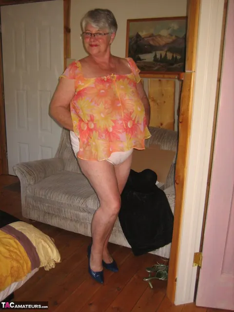 BBW Strips Naked to Show Her Hairy Pussy and Big Tits – photo 12 of 20