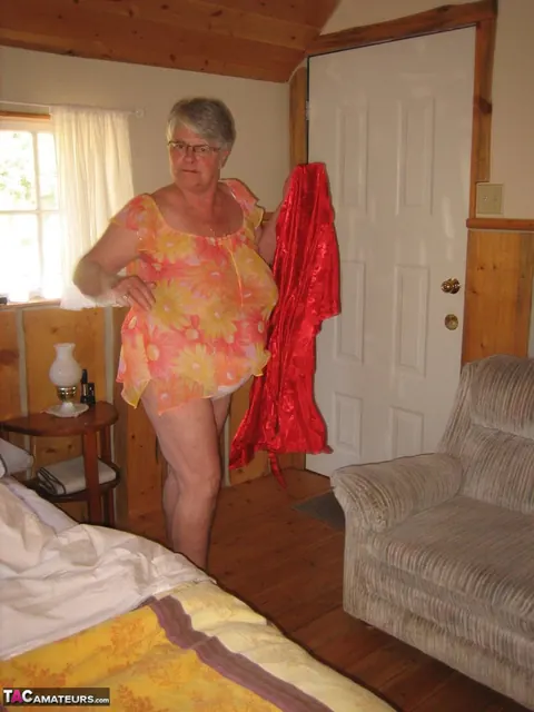 BBW Strips Naked to Show Her Hairy Pussy and Big Tits – photo 3 of 20