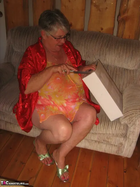 BBW Strips Naked to Show Her Hairy Pussy and Big Tits – photo 5 of 20