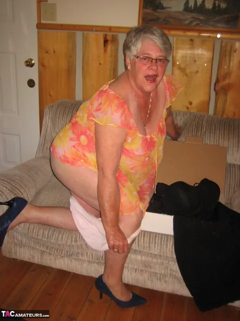 BBW Strips Naked to Show Her Hairy Pussy and Big Tits – photo 14 of 20