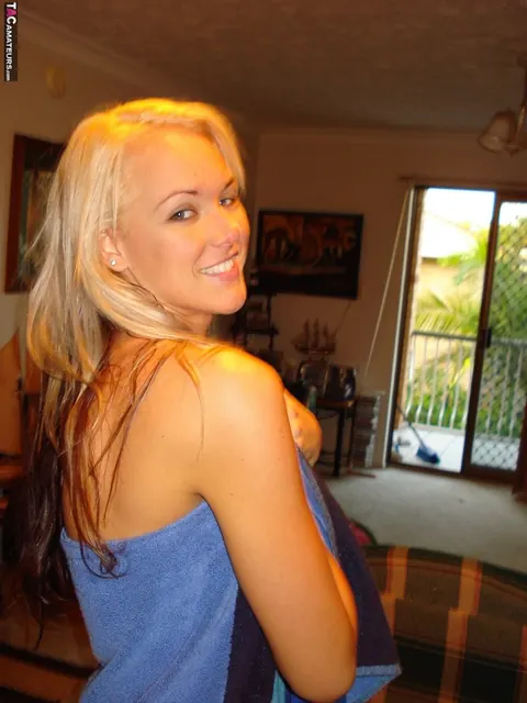 Aussie Jewel: Tall Blonde Removes Her Robe and Spreads Her Legs – photo 1 of 16