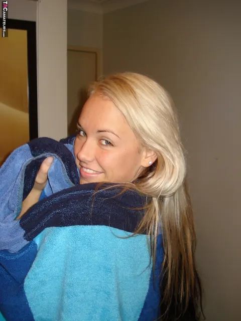 Aussie Jewel: Tall Blonde Removes Her Robe and Spreads Her Legs – photo 3 of 16