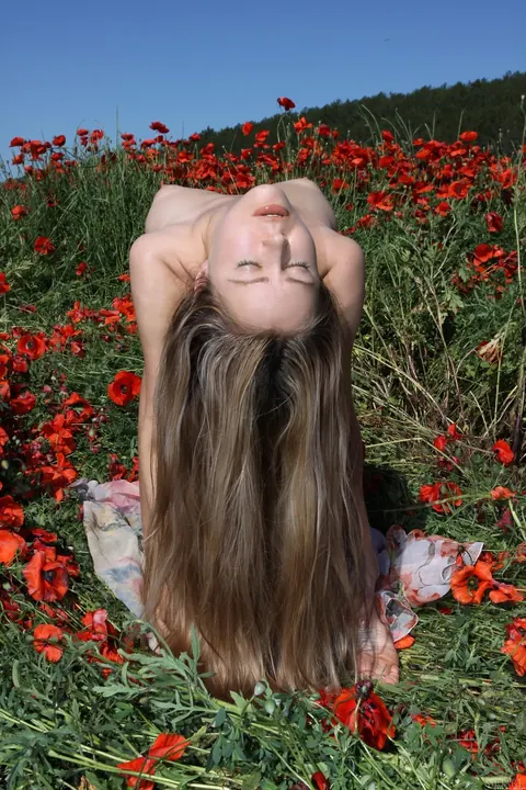 Chloe B: Australian Blonde Spreads Her Trimmed Pussy in a Tulip Field – photo 3 of 21