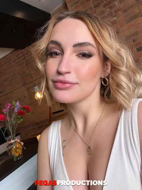 Nina Rox: Slim Blonde with Short Hair Teases in Her Outfit – photo 16 of 20