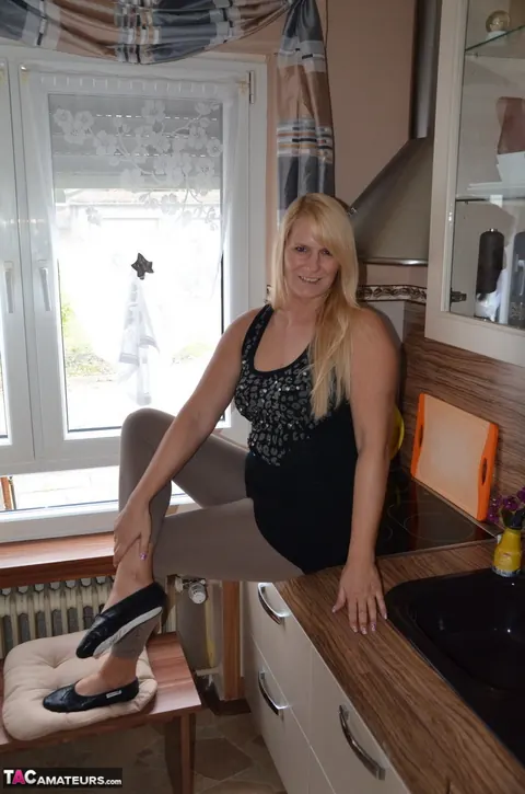 Sweet Susi: Mature Blonde MILF Pulls Panties Aside in Yoga Pants – photo 2 of 20