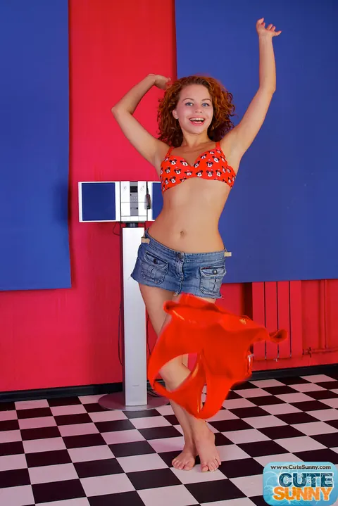 Cute Sunny: Curly Redhead Does the Splits and Spreads Her Pussy – photo 3 of 16