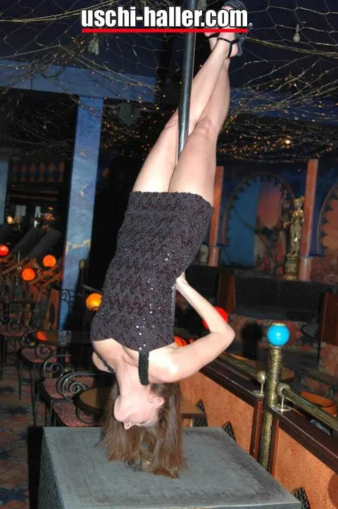 PAWG in High Heels Pole Dances and Spreads Wide – photo 12 of 16