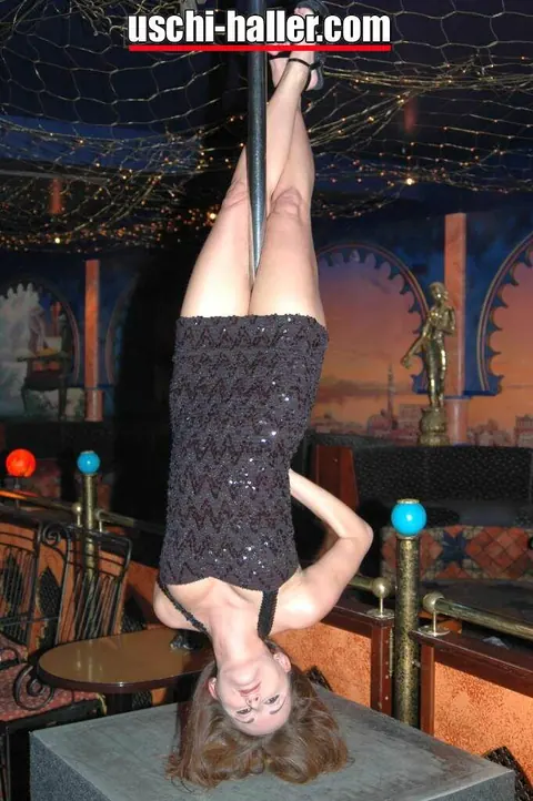 PAWG in High Heels Pole Dances and Spreads Wide – photo 13 of 16