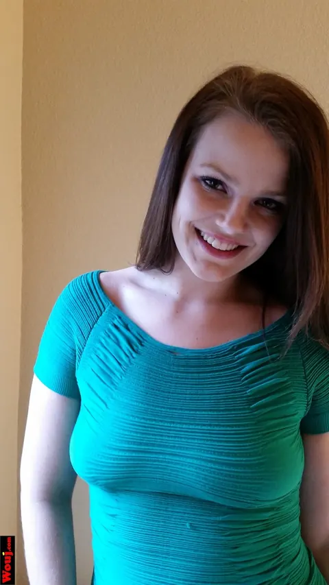 Redhead Poses in a Skirt and Teases Over Her Shoulder – photo 2 of 15