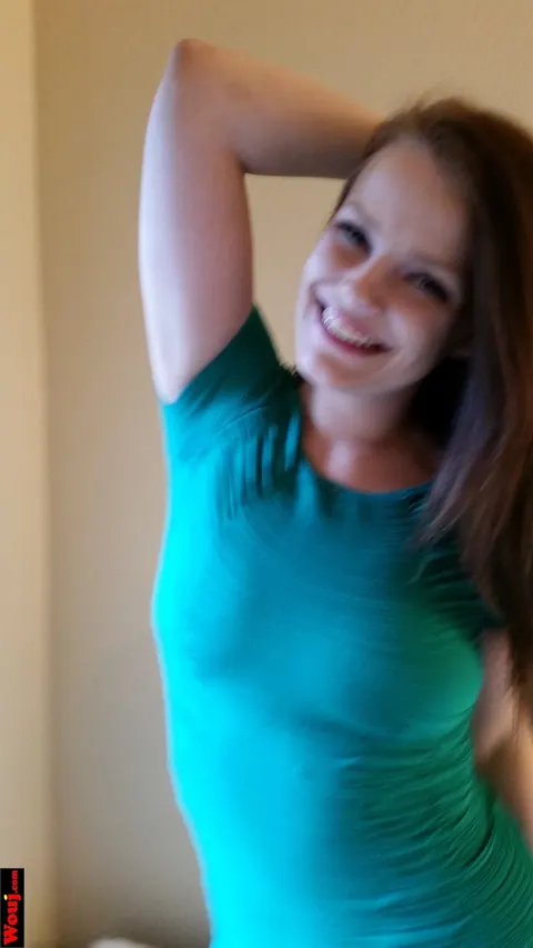 Redhead Poses in a Skirt and Teases Over Her Shoulder – photo 4 of 15