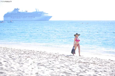 Kelly Madison: Tall Blonde MILF Poses in a Pink Bikini and Glasses on the Beach – photo 2 of 16