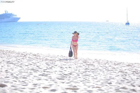 Kelly Madison: Tall Blonde MILF Poses in a Pink Bikini and Glasses on the Beach – photo 5 of 16