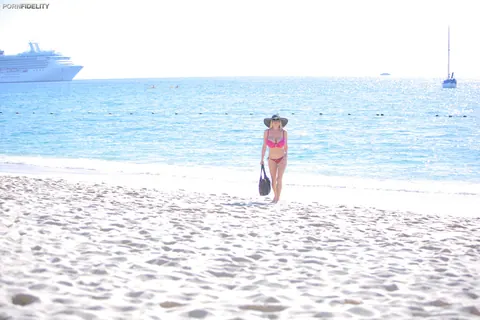 Kelly Madison: Tall Blonde MILF Poses in a Pink Bikini and Glasses on the Beach – photo 4 of 16