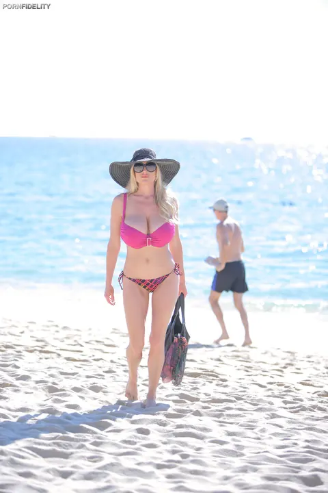 Kelly Madison: Tall Blonde MILF Poses in a Pink Bikini and Glasses on the Beach – photo 7 of 16