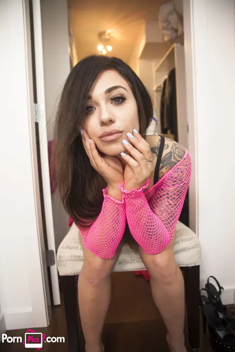 Mia madison: Brunette PAWG Undresses and Shows Her Open Pussy – photo 14 of 20
