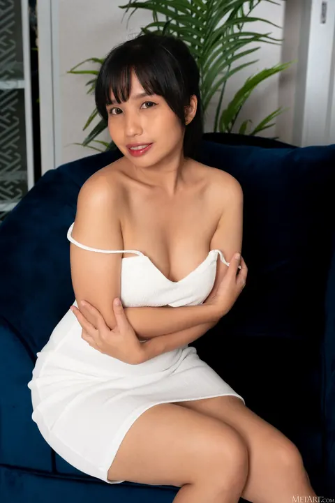 Thick Thai Brunette Flaunts Her Curves and Shaved Pussy – photo 2 of 21