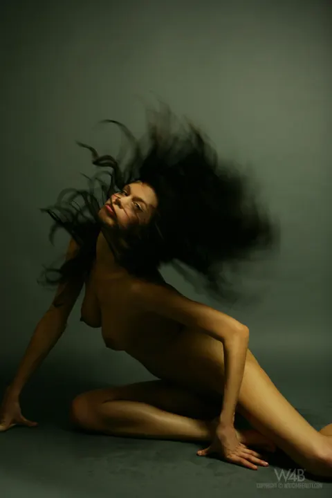 Marushka: Busty Brunette Displays Her Naked Body with Rope – photo 16 of 21