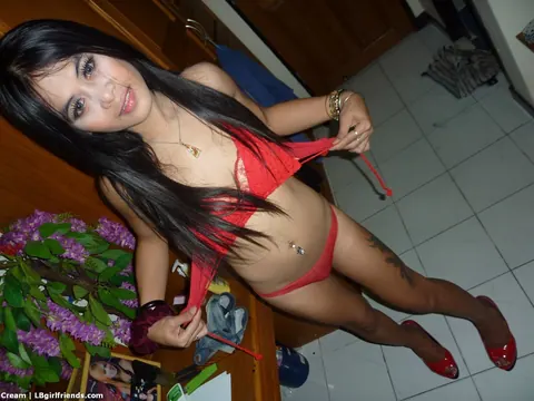 Trans Woman Unbuttons Her Denim Shorts and Spreads Her Ass – photo 8 of 17
