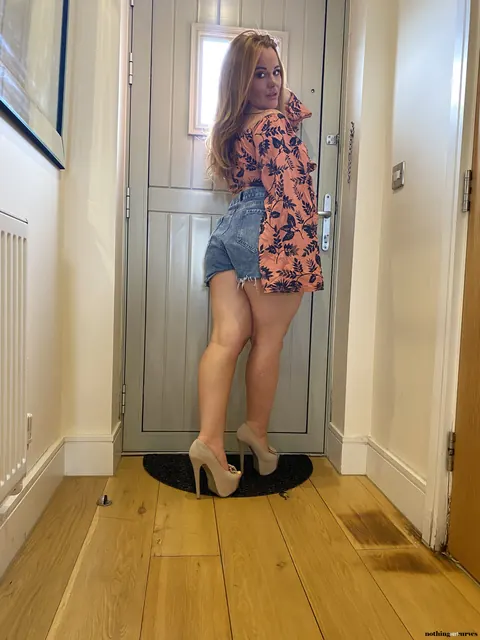 Amber Leah: Chubby Redhead Peels Off Her Shorts to Show Her Panties – photo 17 of 20
