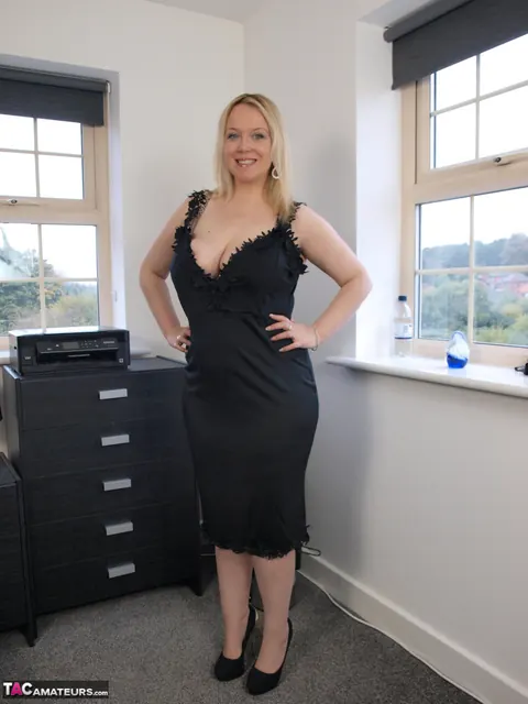 Sindy Bust: British Blonde MILF Strips Out of Her Dress on the Bed – photo 1 of 16