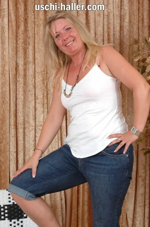 Curvy Blonde MILF Shows Her Natural Tits in Jeans and Heels – photo 10 of 16