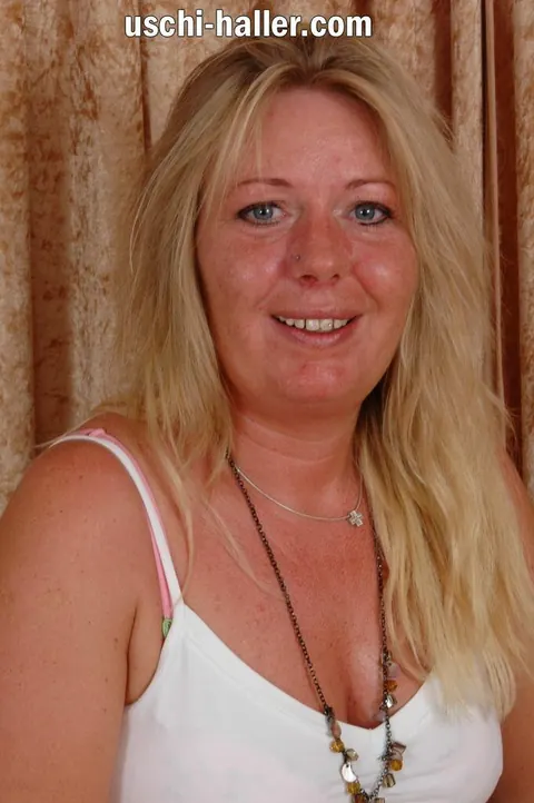 Curvy Blonde MILF Shows Her Natural Tits in Jeans and Heels – photo 3 of 16
