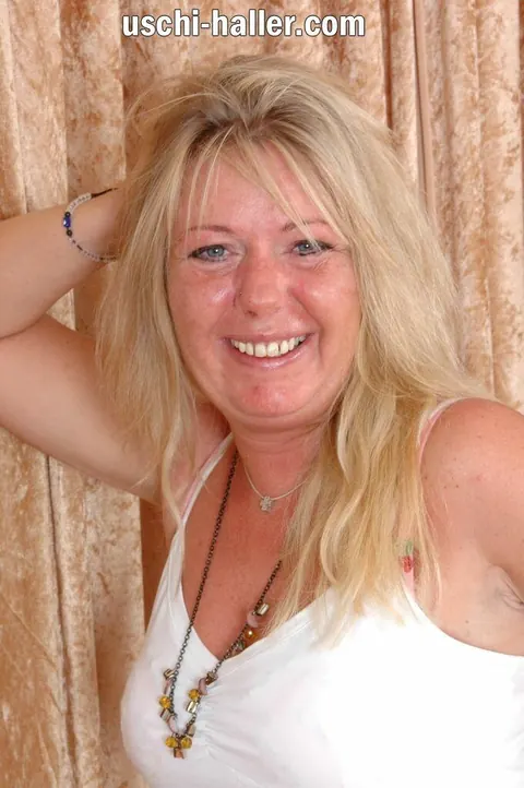 Curvy Blonde MILF Shows Her Natural Tits in Jeans and Heels – photo 8 of 16