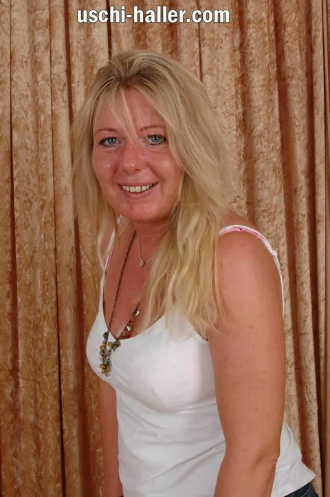 Curvy Blonde MILF Shows Her Natural Tits in Jeans and Heels – photo 5 of 16