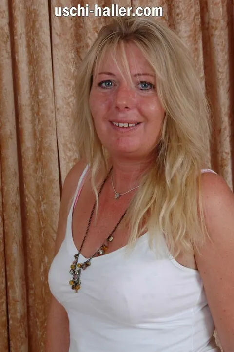 Curvy Blonde MILF Shows Her Natural Tits in Jeans and Heels – photo 6 of 16