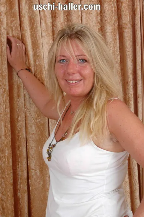 Curvy Blonde MILF Shows Her Natural Tits in Jeans and Heels – photo 7 of 16