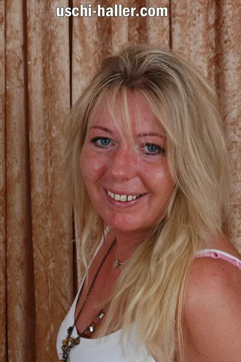 Curvy Blonde MILF Shows Her Natural Tits in Jeans and Heels – photo 4 of 16